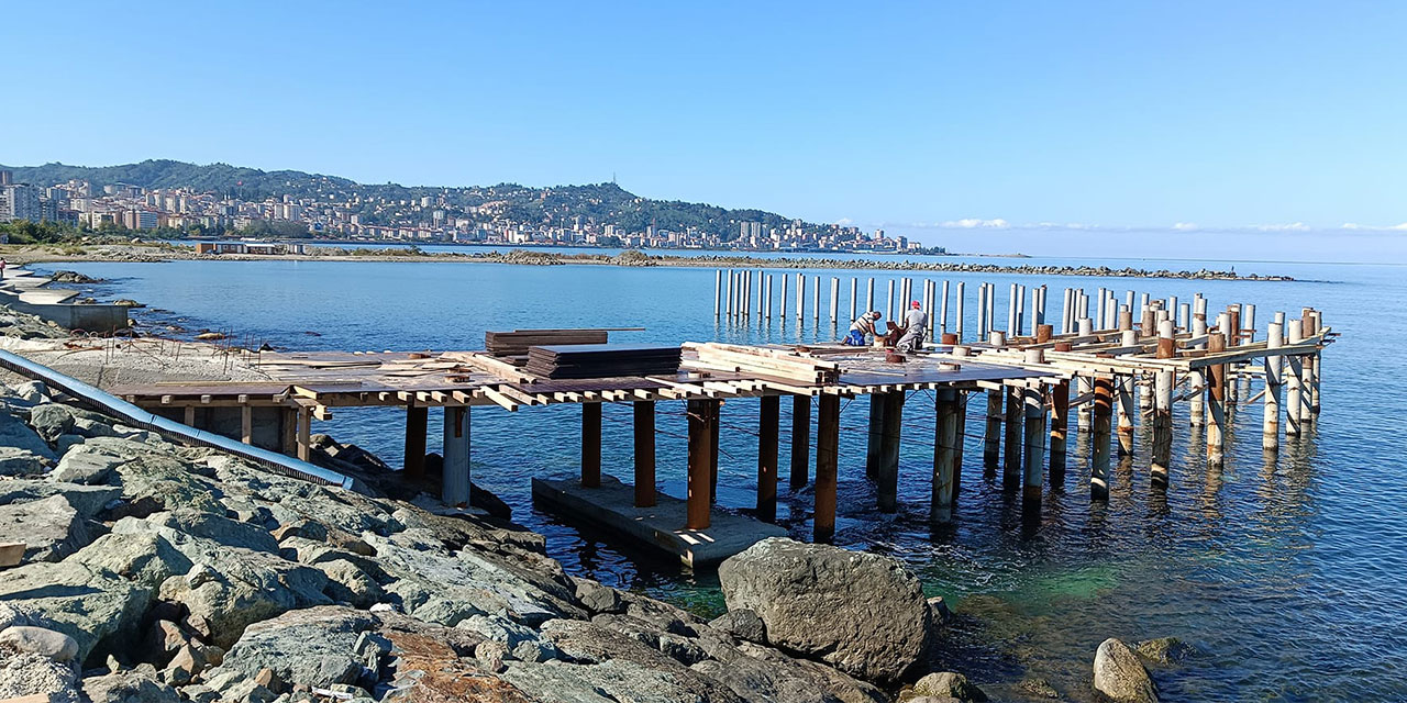 Rize’de olta balıkçılığı için iskele yapımı devam ediyor