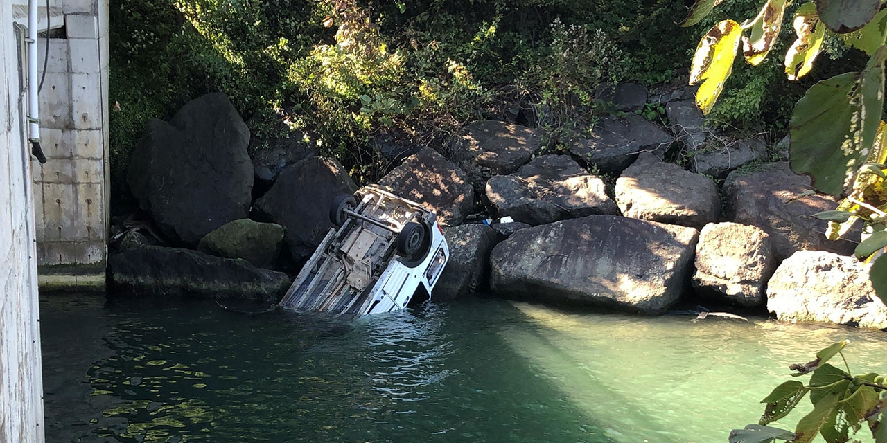 Rize'de dereye düşen otomobildeki 2 kişi yaralandı