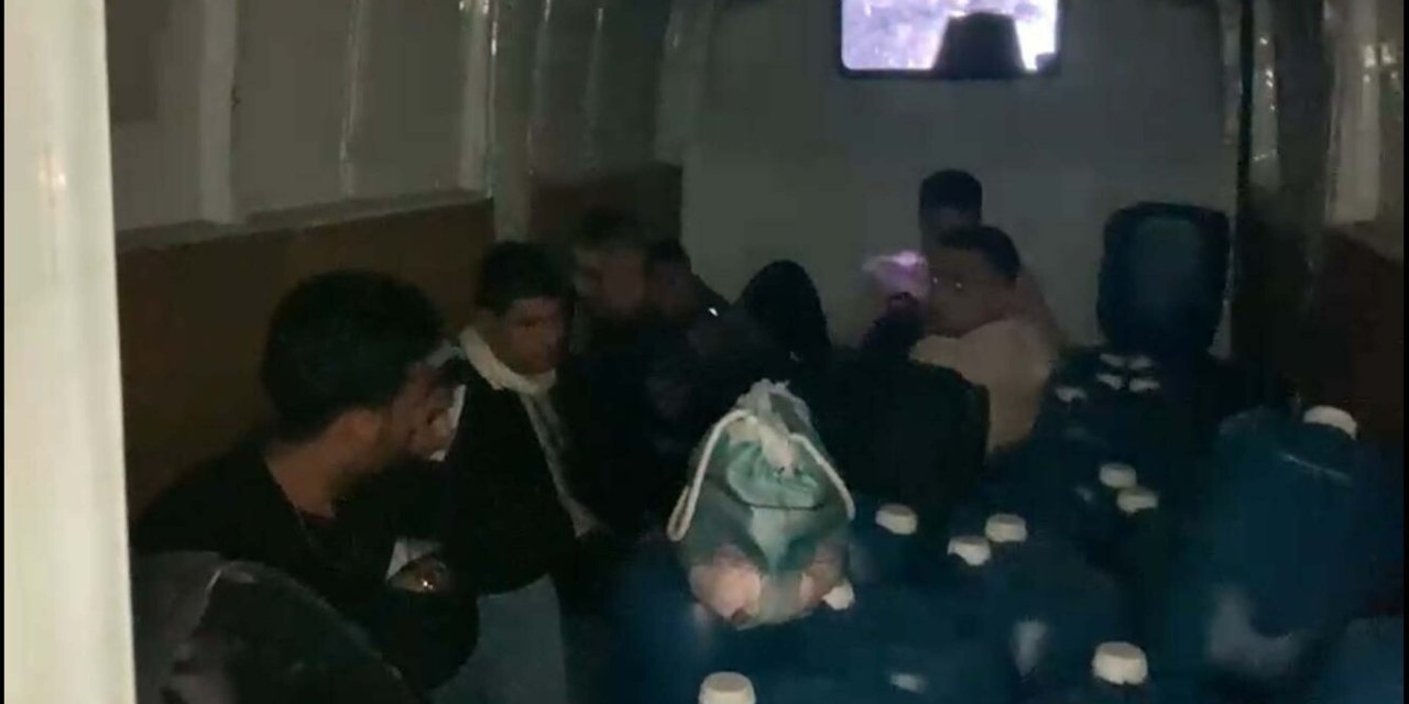 Minibüste 8 Kaçak Göçmen İle 1 Organizatör Yakalandı