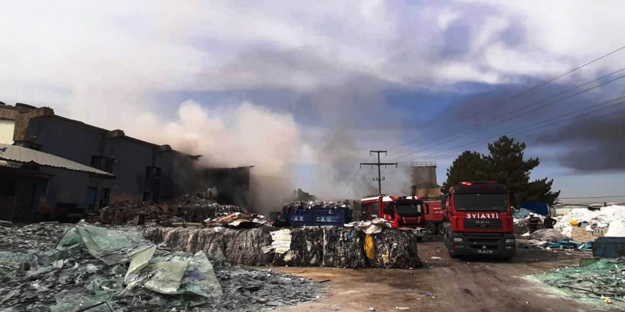 Ankara'da Geri Dönüşüm Fabrikasında Yangın