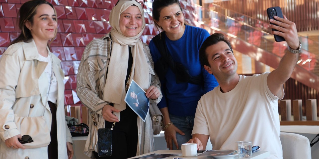 Oyuncu Atakan Çelik, Akm’de Hayranlarıyla Buluştu