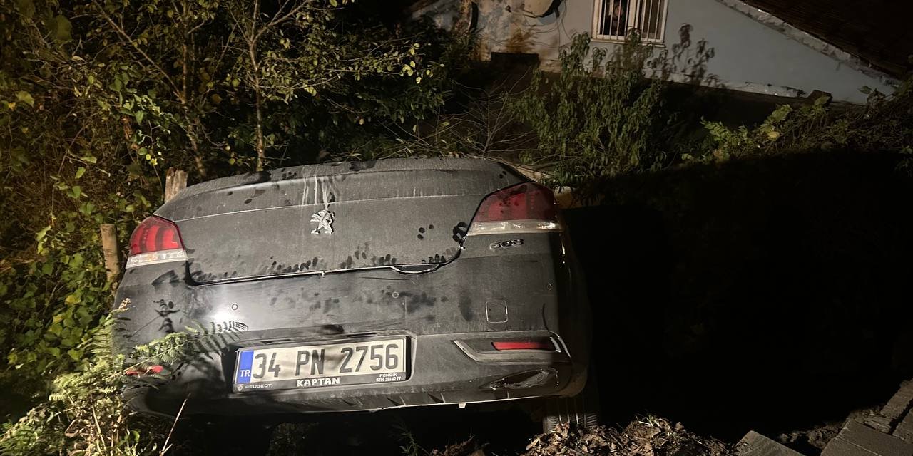 Çekmeköy'de Otomobil Evin Bahçesine Uçtu