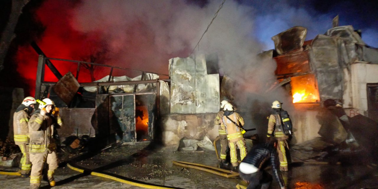 Çatalca'da Ateş Tutuşturma Jeli Üretimi Yapan Fabrika Alev Alev Yandı