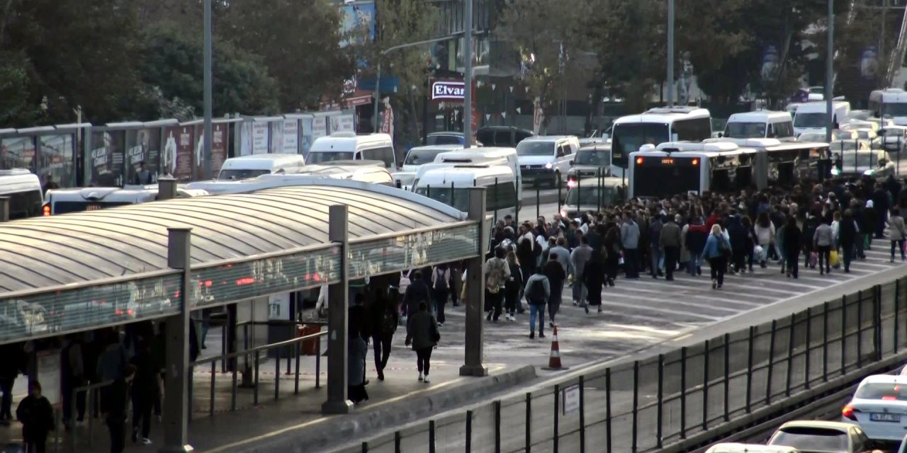 Avcılar'da Metrobüse Binmek İsteyenlere 'Beyaz Yol' Sürprizi