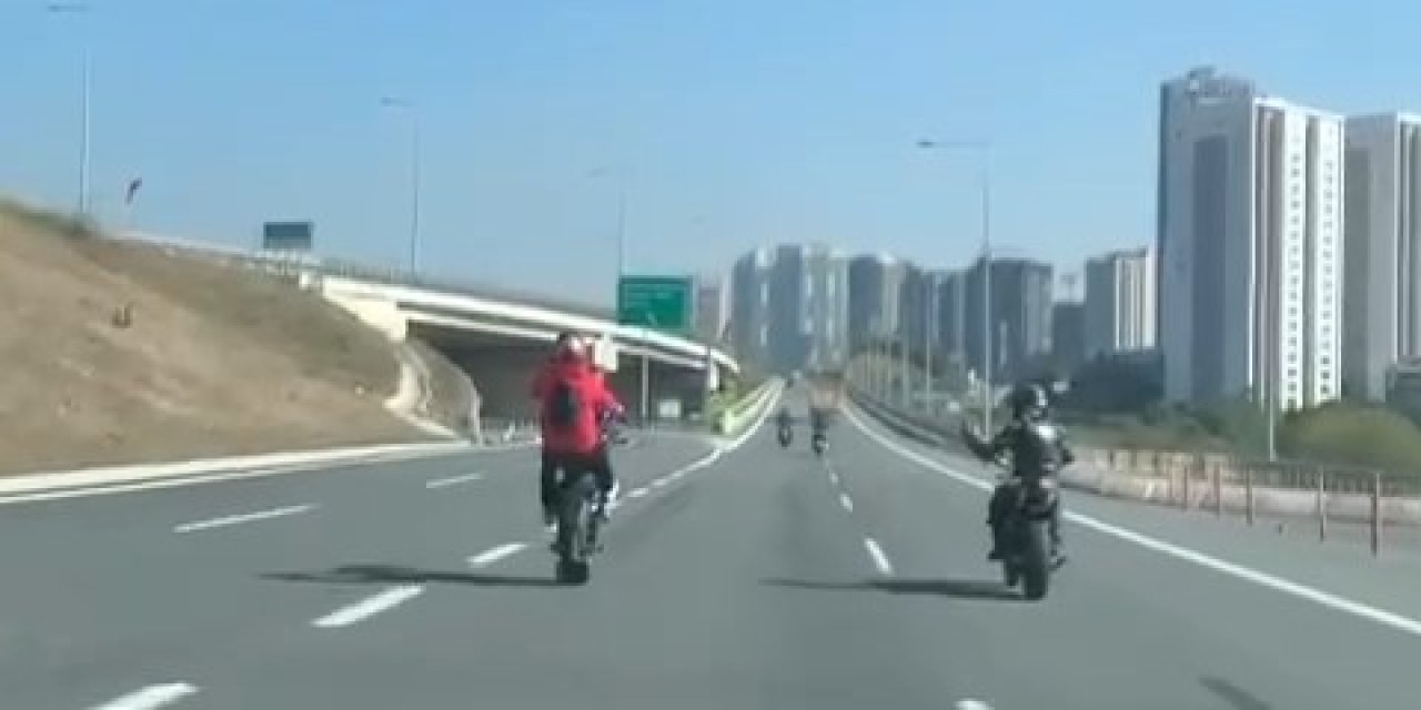 Biri Ön Tekerini Kaldırdı, Diğeri Görüntüledi