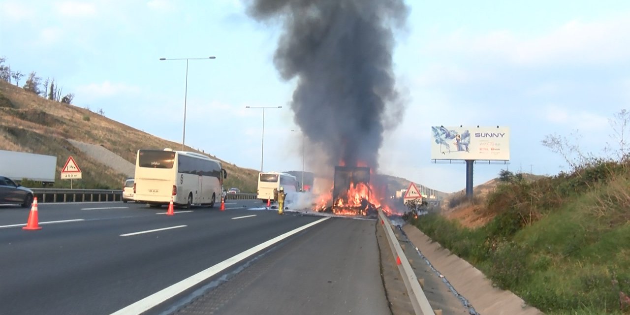 Sarıyer'de Kumaş Yüklü Tır Alev Alev Yandı