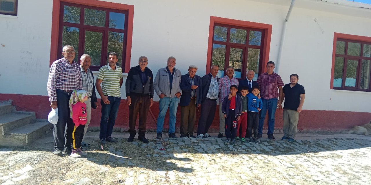 48 Yıl Önce Mesleğe Başladığı Köydeki Öğrencileriyle Buluştu