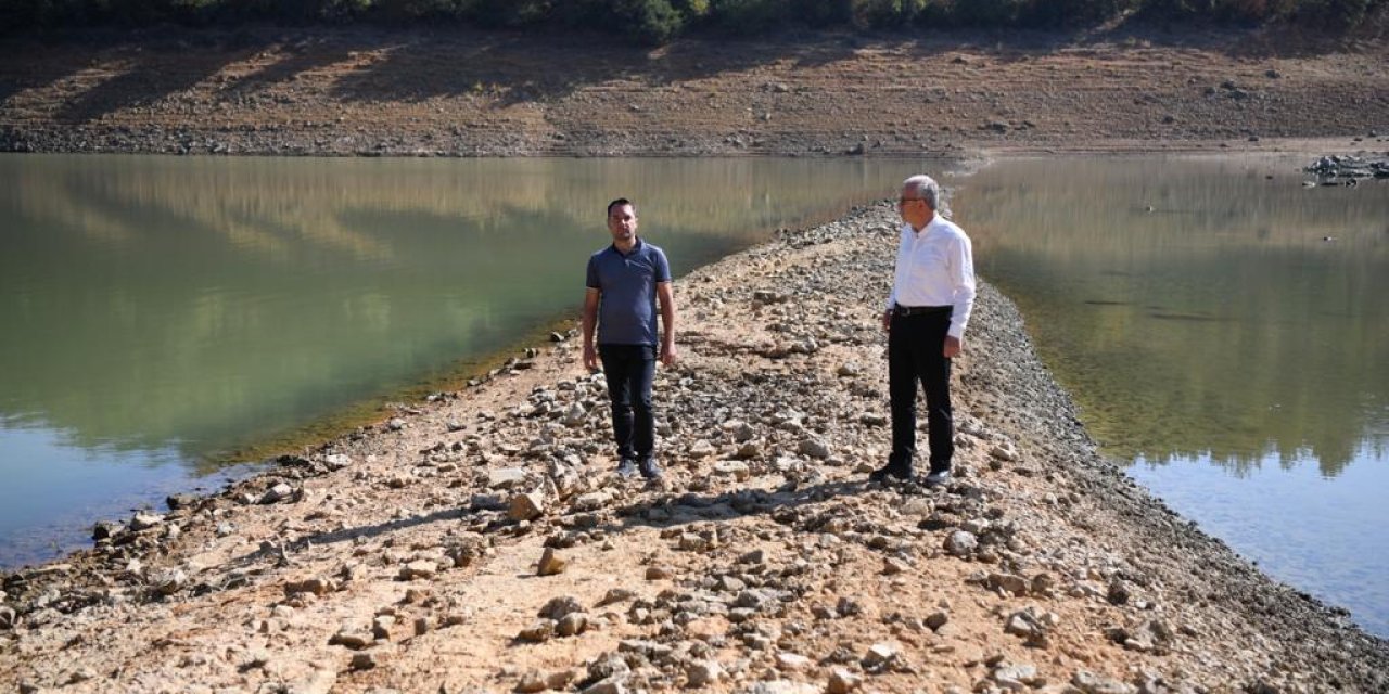 Su Seviyesi Azaldı; Belediye Başkanı Barajın Ortasına Yürüyüp, Çağrı Yaptı
