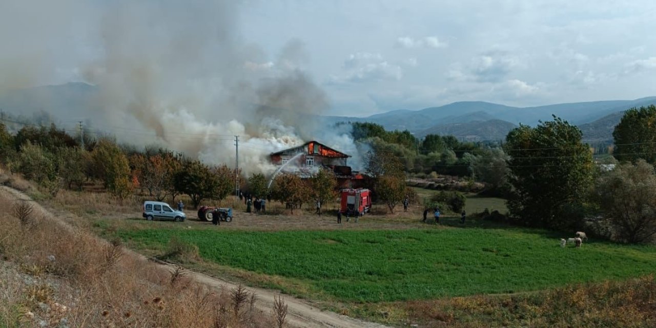 Tokat'ta 2 Katlı Ahşap Ev Yandı