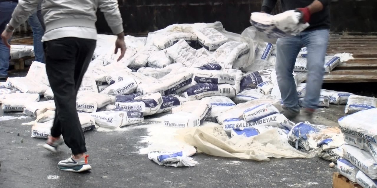 Büyükçekmece'de Bariyerlere Çarpan Tır Devrildi