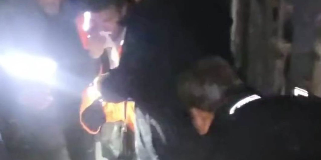 Devrilen Beton Mikserinde Sıkışan Sürücüyü Hayvanseverler Kurtardı