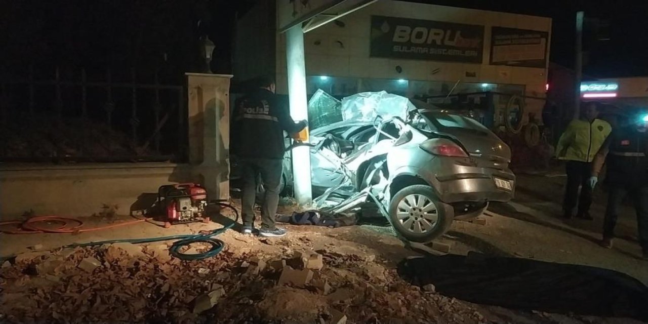 Çorum'da otomobil reklam tabelasına çarptı 3 kişi öldü