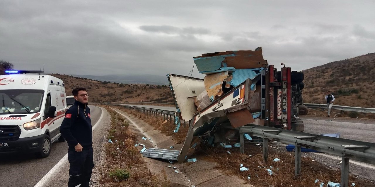 Balıkesir'de Tır Devrildi; Gönen- Bandırma Yolu 9 Saat Trafiğe Kapandı