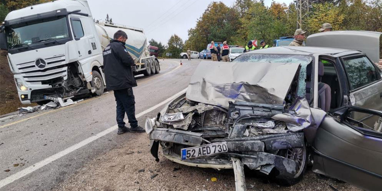 Tır İle Otomobil Kafa Kafaya Çarpıştı: 3 Ölü, 3 Yaralı