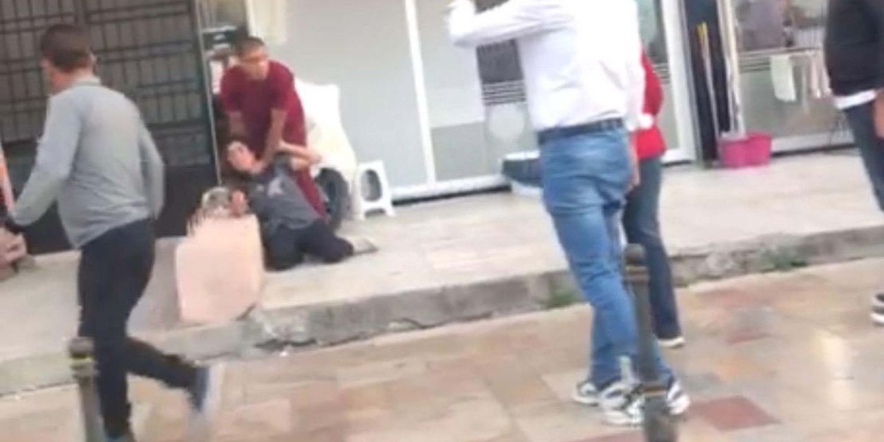 Cadde Ortasında Eşini Bıçaklayan Şüpheliyi Linç Etmek İstediler; O Anlar Kamerada