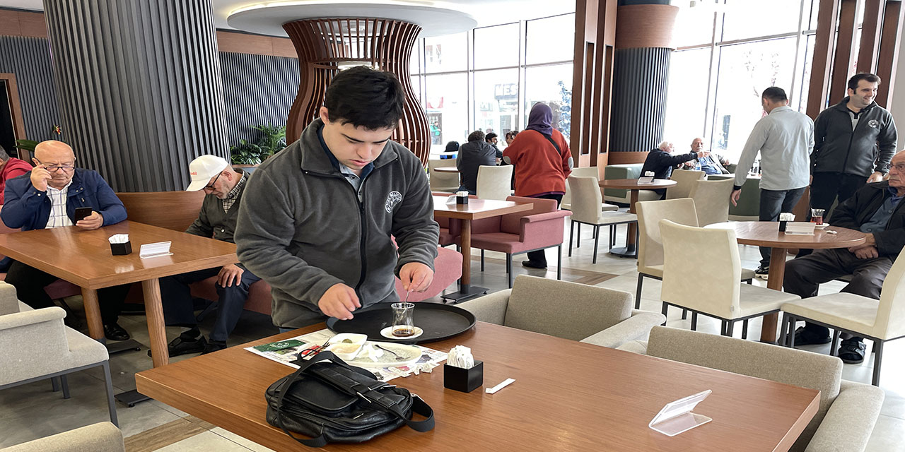 Rize'de down sendromlu çocuklar belediye tesislerinde çalışarak sosyalleşiyor