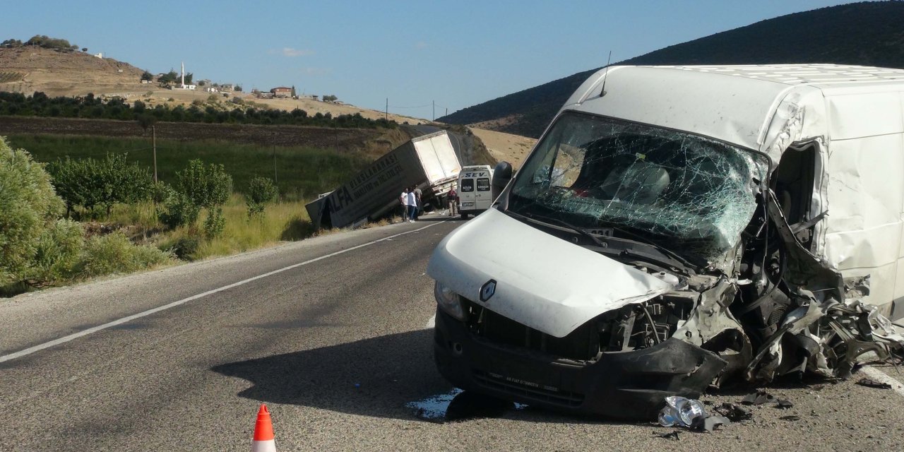 Kilis'te Tır İle Minibüs Çarpıştı: 2 Yaralı