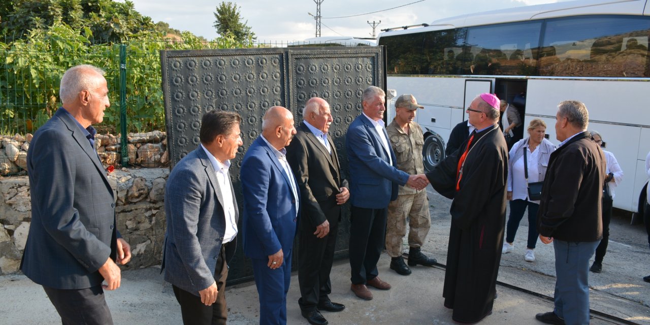 30 Yıl Sonra Memleketlerine Dönüp, Ayin Yaptılar