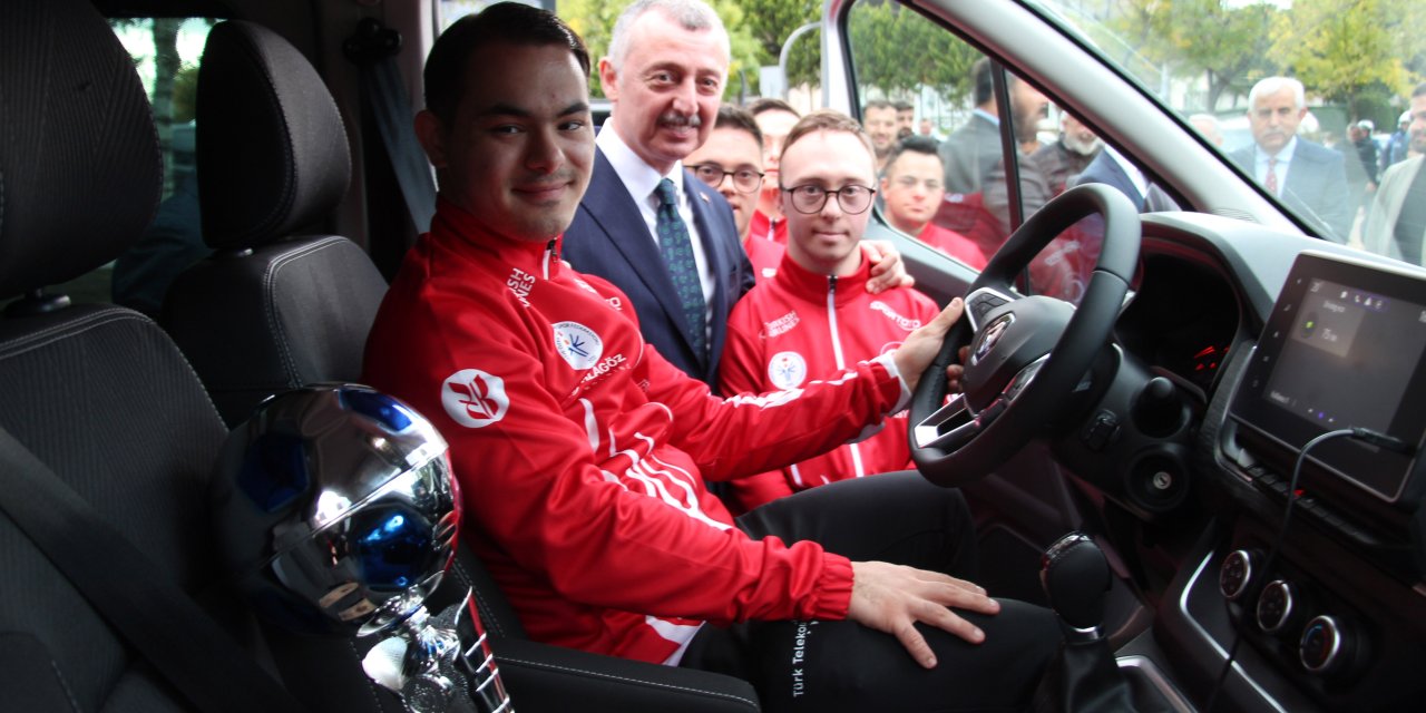 Down Sendromlu Özel Futsal Milli Takımı’na Minibüs Hediye Edildi
