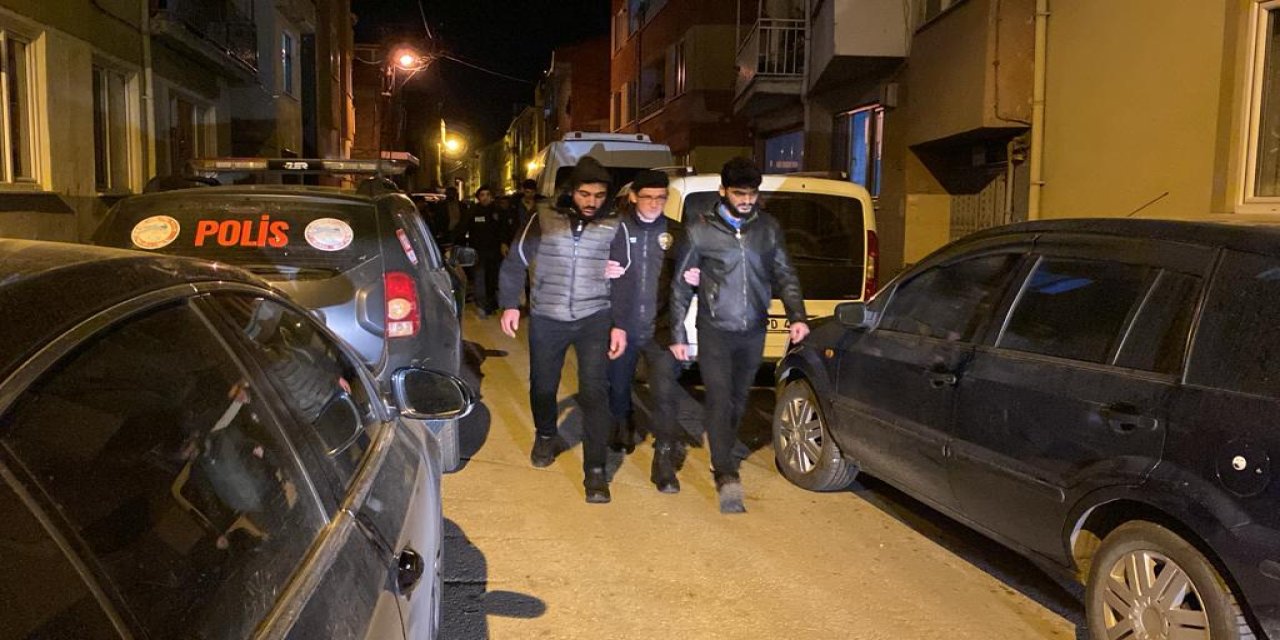 Bursa'da Bir Apartmana Yapılan Baskında 37 Kaçak Göçmen Yakalandı