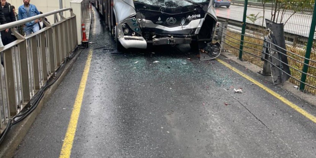 Uzunçayır'da Metrobüs Kaza Yaptı-1