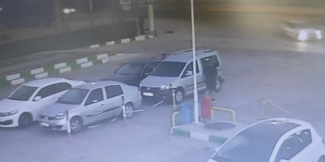 Akaryakıt İstasyonundaki Araçtan 60 Bin Lira Değerinde Ziynet Eşyası Ve Para Çaldılar