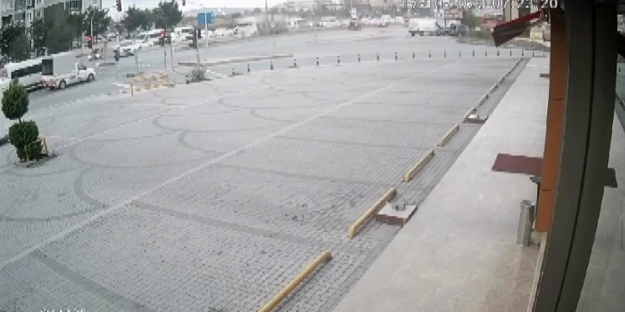 Arnavutköy'de Önce Minibüse Ardından Yolcu Alan İett Otobüsüne Çarptı: 4 Yaralı