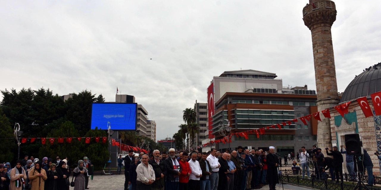 Filistin'de Hayatını Kaybedenler İçin İzmir'de Gıyabi Cenaze Namazı Kılındı