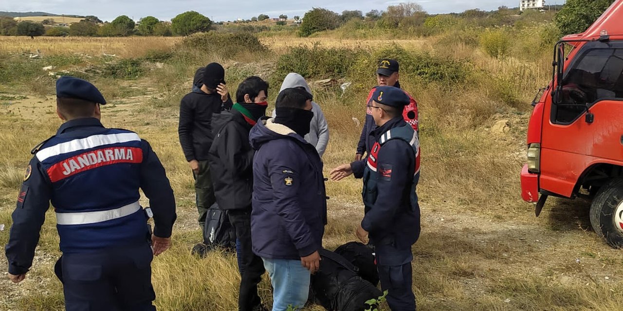 Kamyonette Saman Balyalarının Arasında 27 Kaçak Göçmen Yakalandı