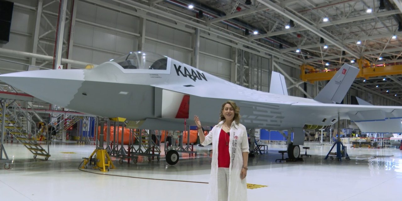 Azerin, Milli Muharip Savaş Uçağının Önünde 'çırpınırdın Karadeniz'i Seslendirdi