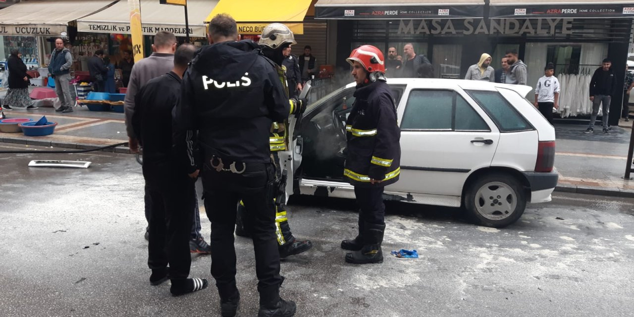 Caddede Park Halindeyken Motoru Tutuşan Otomobil Panik Yarattı