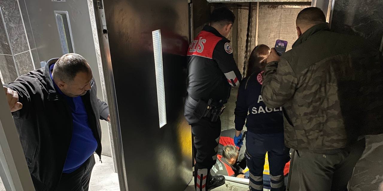 Asansör Boşluğuna Düşerek Yaralandı