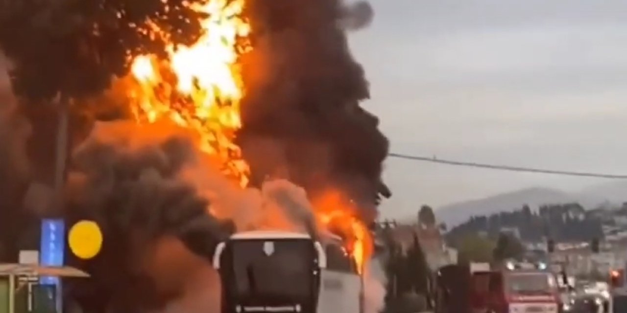 Yalovasporlu Oyuncuların Taşındığı Otobüs Alev Alev Yandı; O Anlar Kamerada