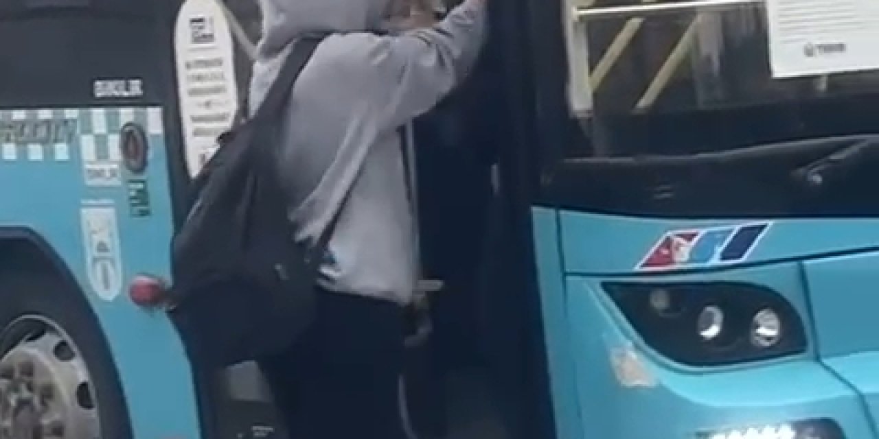 Ankara'da Özel Halk Otobüsünde Sürücü İle Öğrenci Arasında ‘İndirim’ Tartışması Kamerada