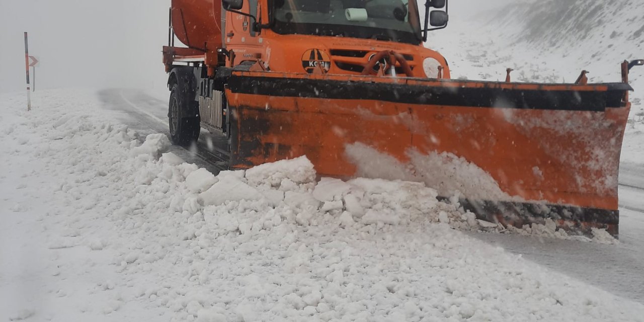 Van-bahçesaray Kara Yolunda Kar Kalınlığı 15 Santimetre