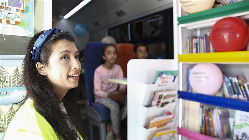 Gamze öğretmen kayıplarının acısını dindirebilmek için Kırıkhan'da çocuklara İngilizce öğretiyor