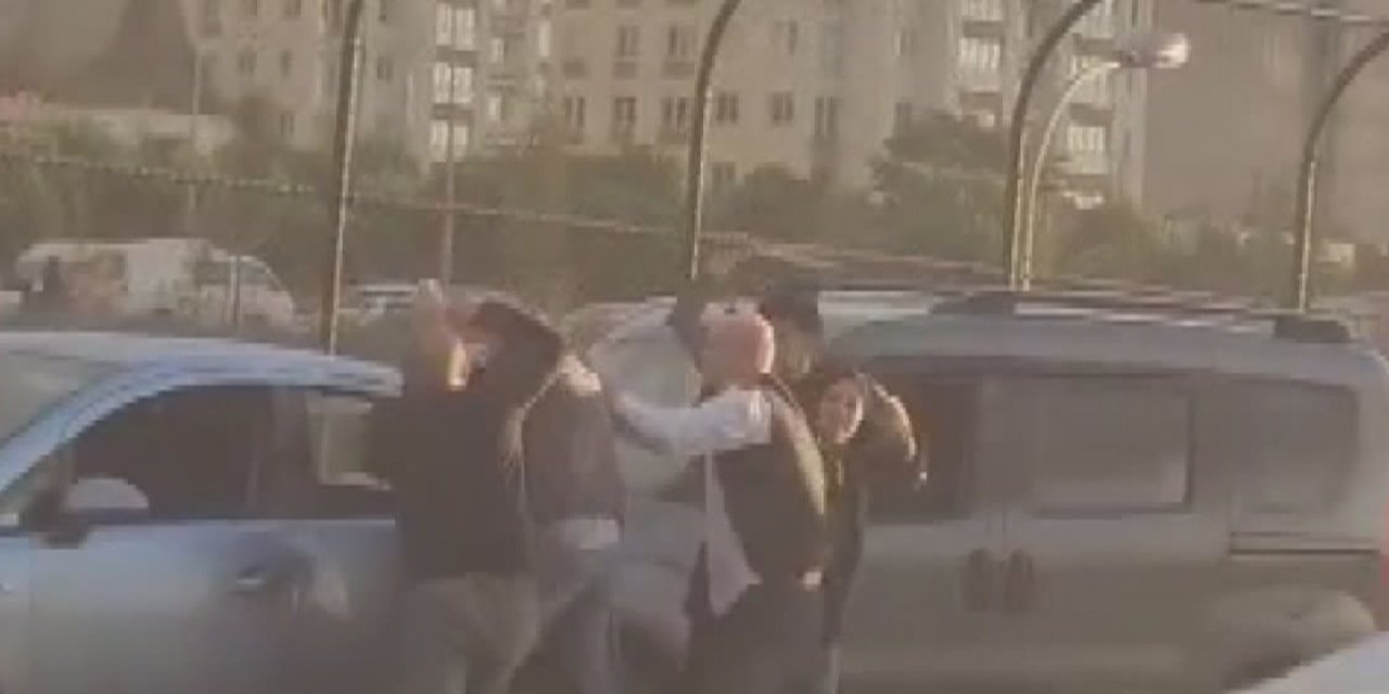 Avcılar'da Trafikte Sopalı Kavga Kamerada