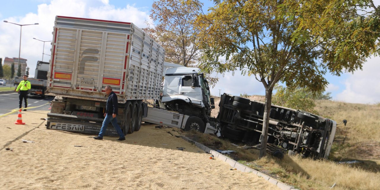 Nevşehir'de Tır, Buğday Yüklü Kamyonete Çarptı: 4 Yaralı