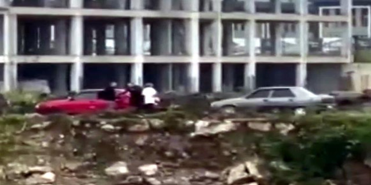 Eşiyle Otomobilde Gördüğü Kişiyi Öldürdü; Cinayet Kamerada