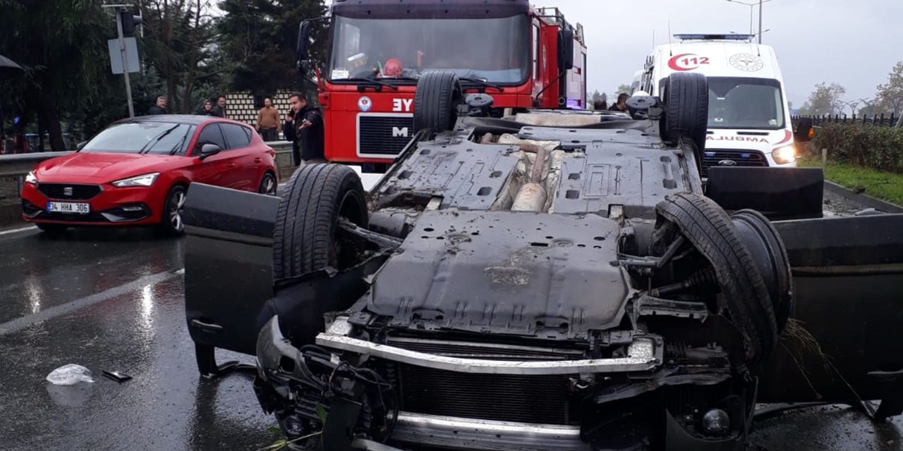 Cip Bariyere Çarpıp Ters Döndü; Akademisyen Çift Yaralandı