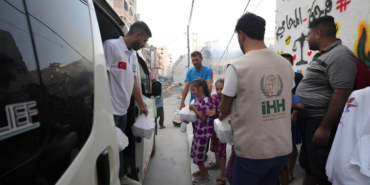 İhh’dan Gazze’ye Sıcak Yemek Dağıtımı