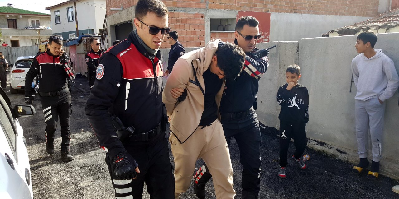 Edirne'de 2 Kaçak Göçmen, Uyuşturucu Ve Tabanca İle Yakalandı