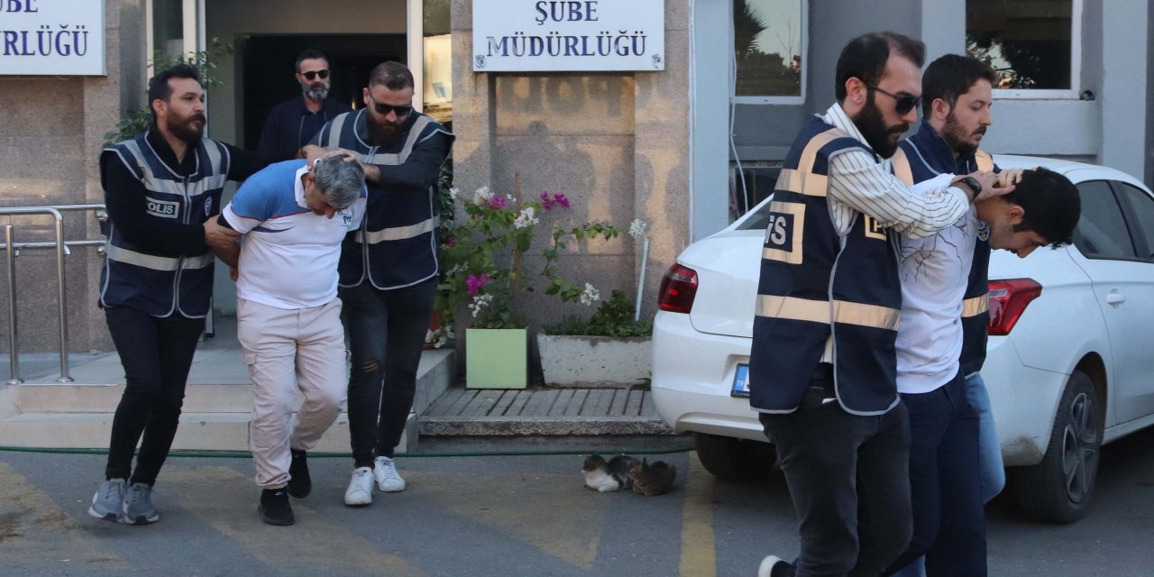 İzmir'de Avcı Bıçağıyla İşlenen Cinayette Suriyeli Baba- Oğul Adliyede