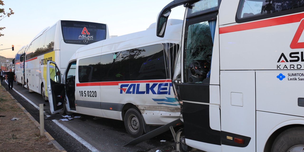 Çankırı'da 3 Otobüs Ve 1 Minibüsün Karıştığı Kazada 36 Kişi Yaralandı