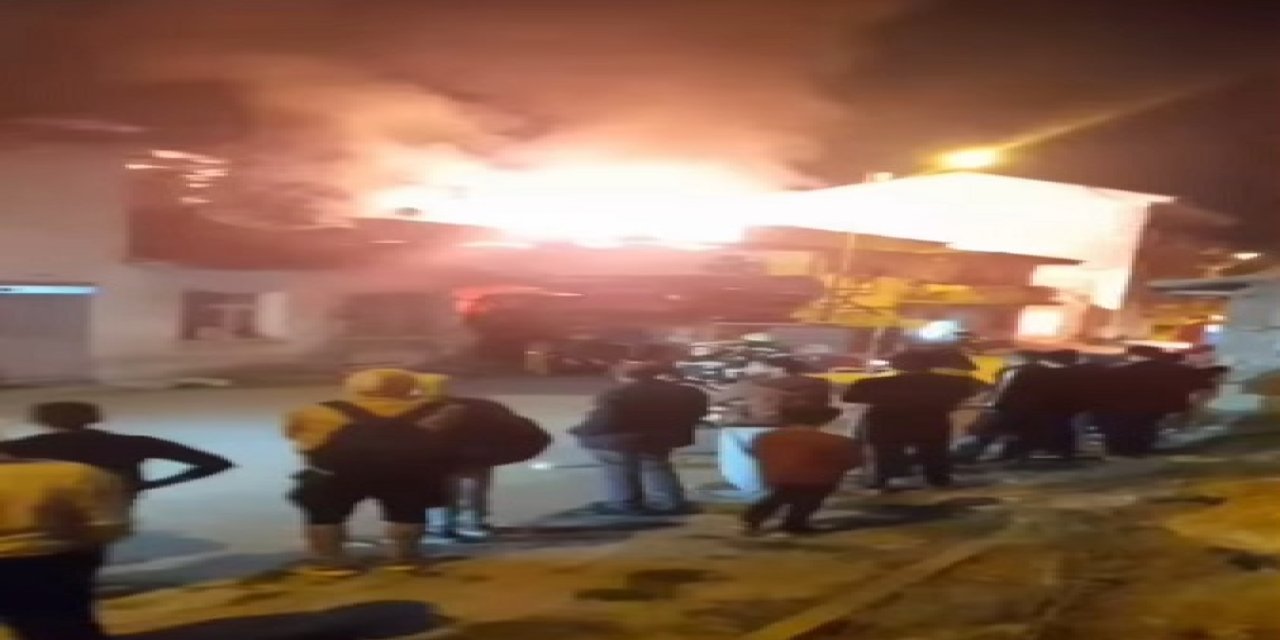 Elazığ'da 2 Katlı Binanın Çatısı Yandı