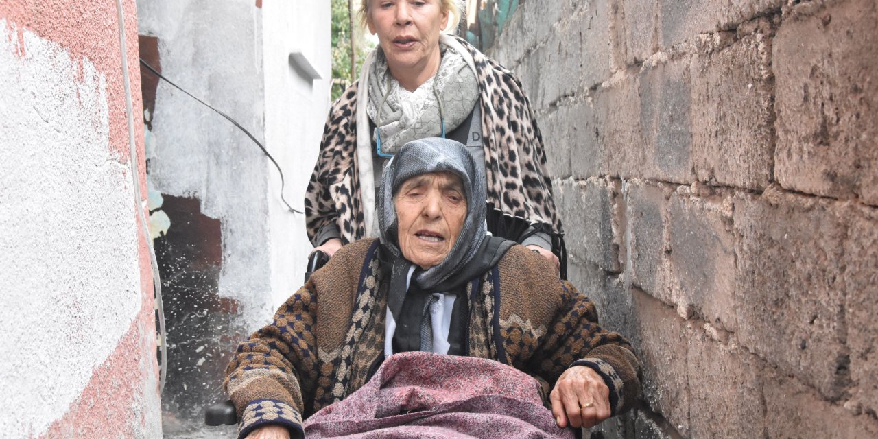 Tekerlekli Sandalyeye Mahkum 88 Yaşındaki Kadının Evine Girmesine 'Duvar' Engeli