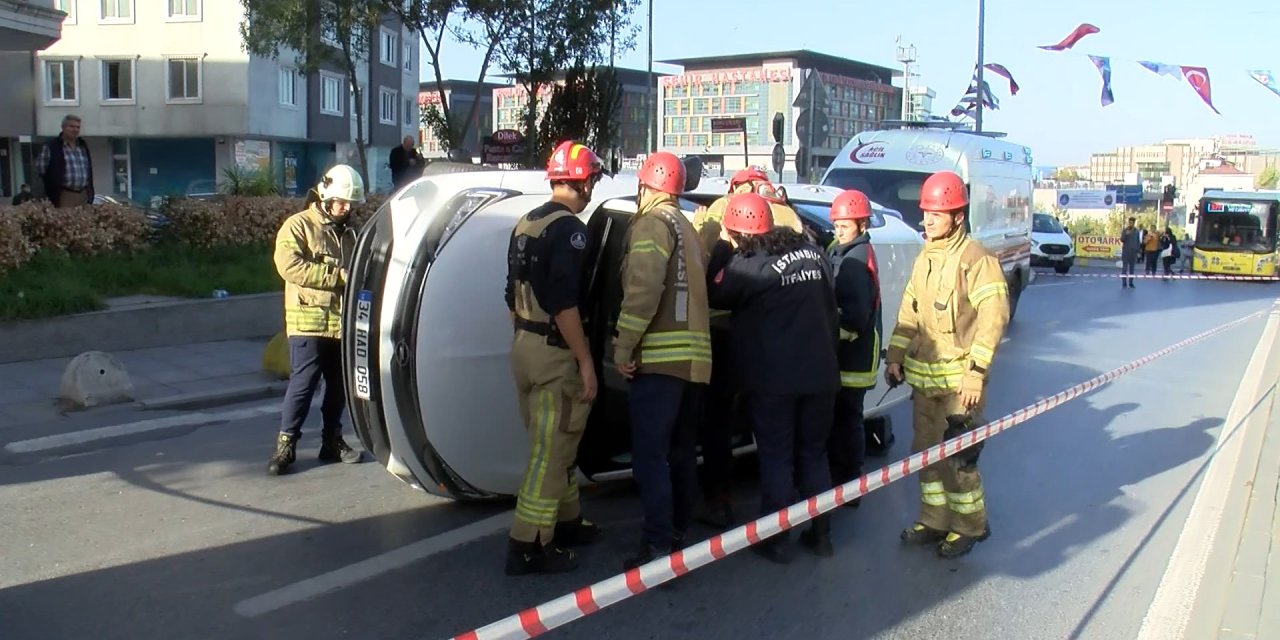 Şişli'de Otomobil Yan Yattı: Trafikte Kalan Yolcular Yürümek Zorunda Kaldı