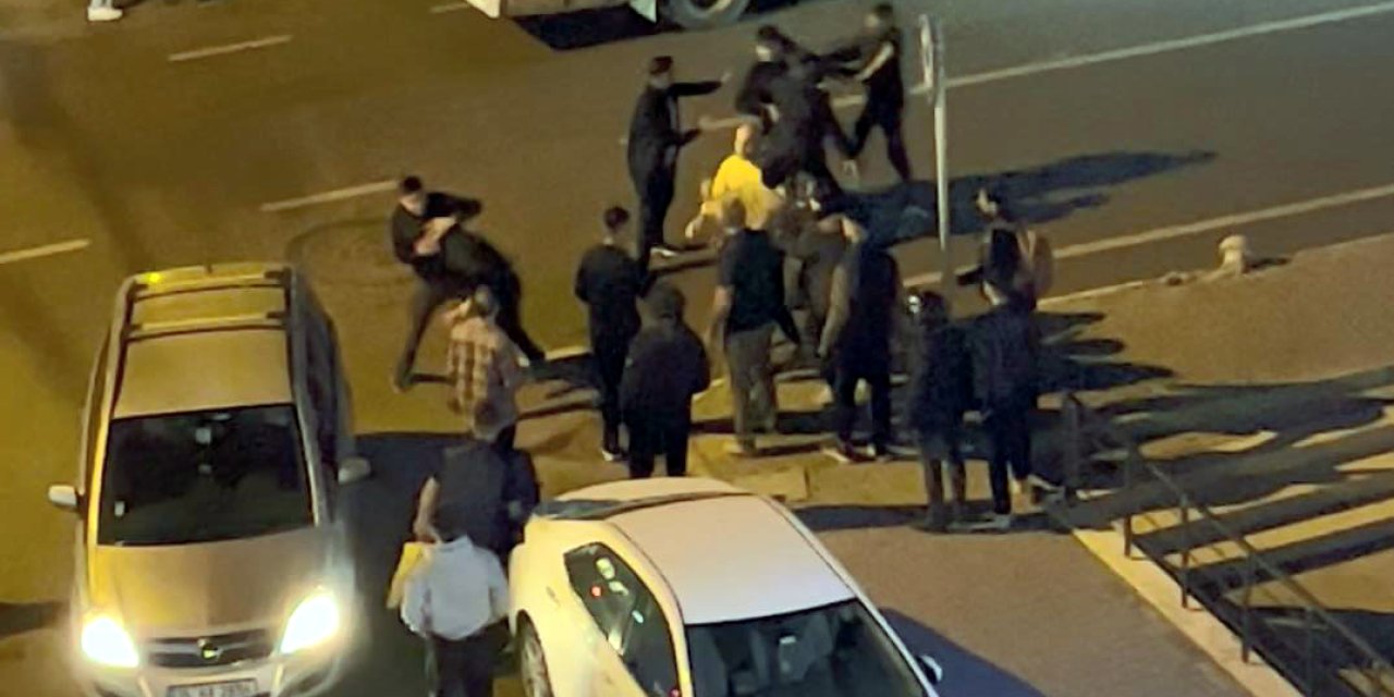 Avcılar'da Gençlerin 'Laf Atma' Kavgası Kamerada