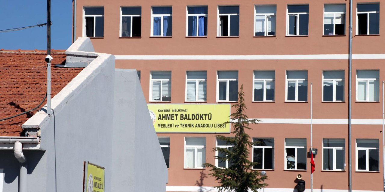 2 Liseli Rahatsızlanınca Tüm Sınıf Zehirlenme Şüphesiyle Hastaneye Kaldırıldı