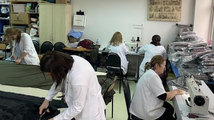 Artvin'deki 9 halk eğitimi merkezinde depremzedeler için kıyafet dikiliyor